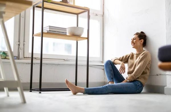 Portret Van Een Lachende Creatieve Vrouw Een Moderne Zolderruimte Rechtenvrije Stockafbeeldingen