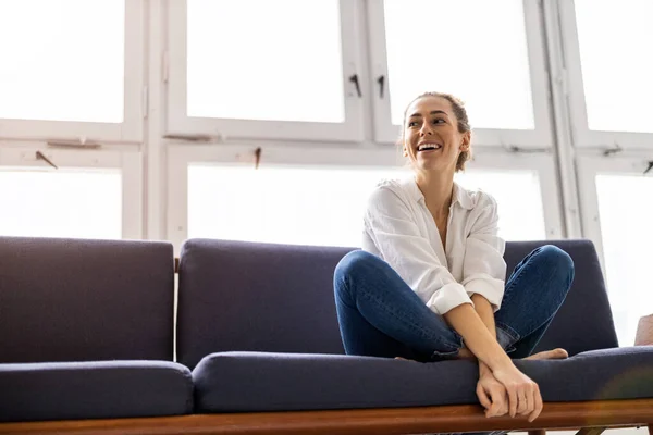 Portret Van Een Lachende Creatieve Vrouw Een Moderne Zolderruimte Stockafbeelding