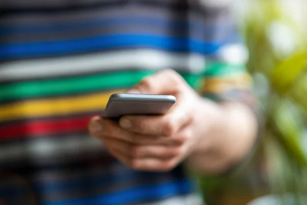 Mãos Masculinas Digitando Smartphone — Fotografia de Stock