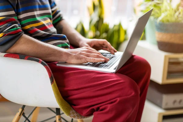 Recorte Hombre Irreconocible Usando Una Computadora Portátil Casa —  Fotos de Stock