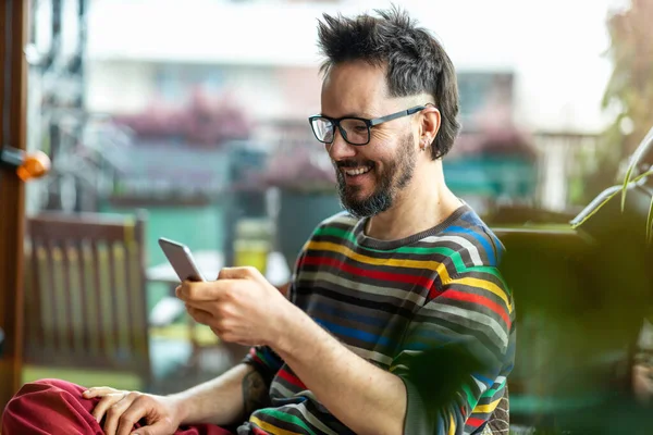 Щасливий Чоловік Використовує Мобільний Телефон Вдома — стокове фото