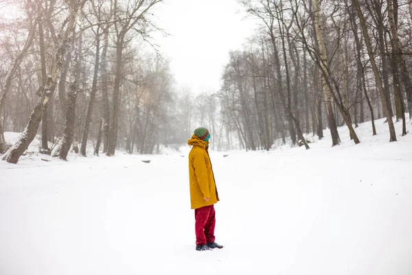 Uomo Piedi Attraverso Una Foresta Invernale Meraviglie Durante Una Tempesta — Foto Stock