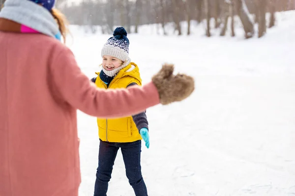 Mutter Und Sohn Schlittschuhlaufen Stockbild