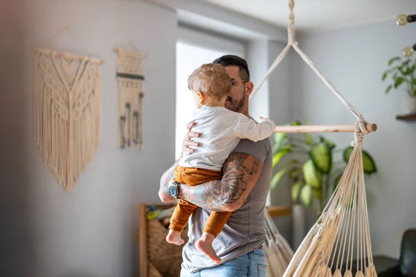 Papá Sosteniendo Hijo Sus Brazos Casa Fotos De Stock