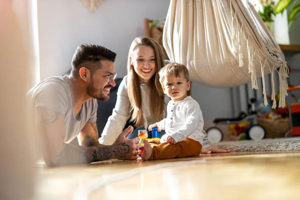 Giovane Famiglia Divertirsi Insieme Casa Foto Stock Royalty Free