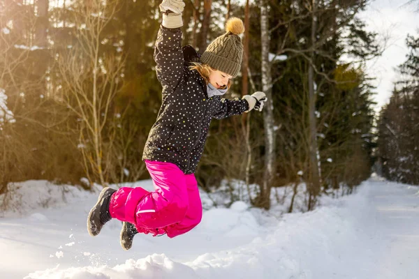 Mädchen Springt Verschneitem Tag Wald lizenzfreie Stockbilder