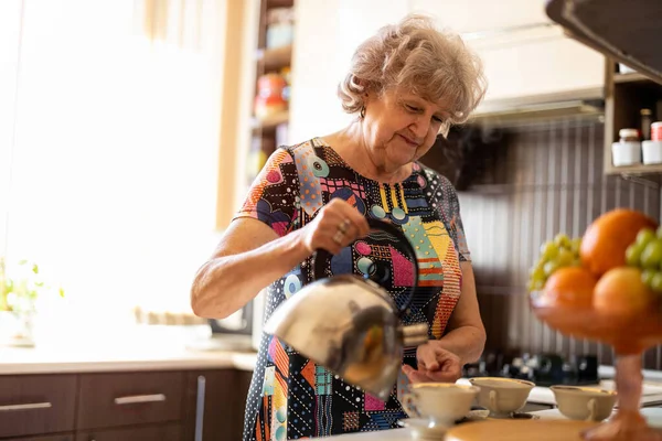 Senioren Vrouw Met Ketel Gieten Warm Water Kopje Keuken — Stockfoto