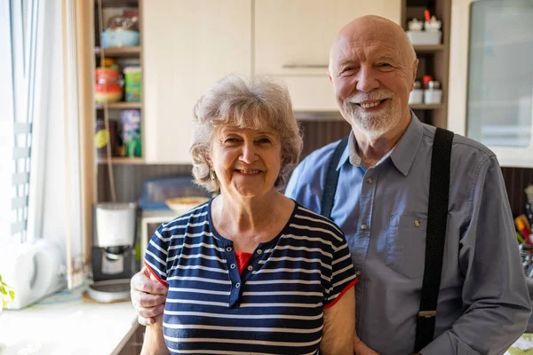 Pareja Mayor Juntos Cocina Casa — Foto de Stock