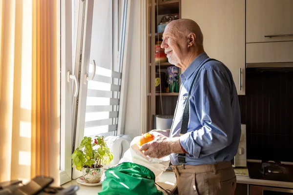 Senior Man Köket Hemma Tittar Genom Fönstret — Stockfoto