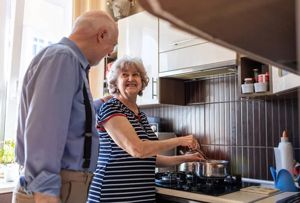 Ζευγάρι Ηλικιωμένων Μαζί Στην Κουζίνα Τους Στο Σπίτι — Φωτογραφία Αρχείου