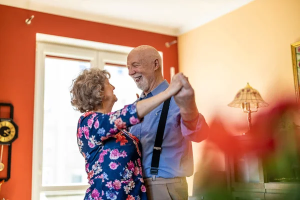 Feliz Pareja Ancianos Bailando Juntos Casa — Foto de Stock