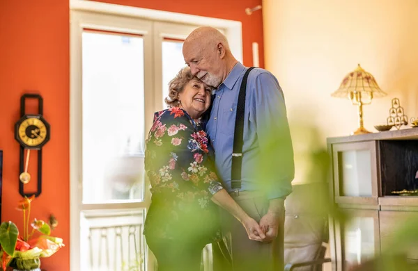 Feliz Pareja Ancianos Bailando Juntos Casa — Foto de Stock