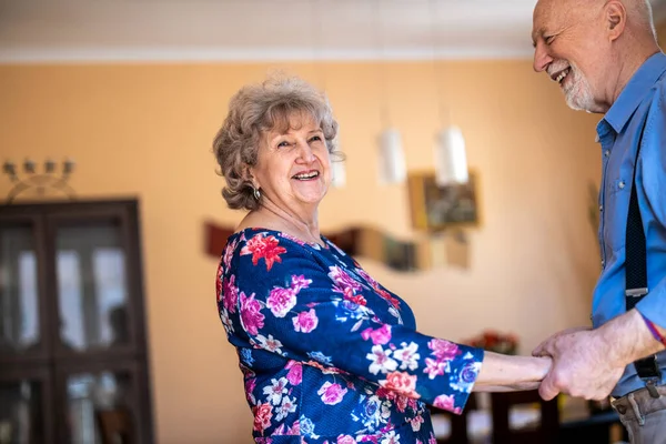 Feliz Casal Sênior Dançando Juntos Casa — Fotografia de Stock