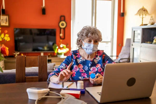 Senior Kvinna Konsultera Med Läkare Sin Bärbara Dator — Stockfoto