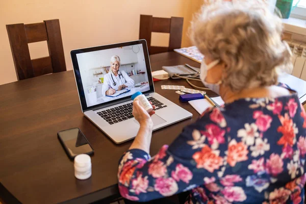Старша Жінка Консультує Лікарем Своєму Ноутбуці — стокове фото