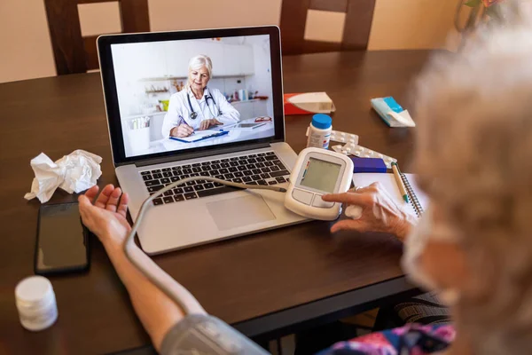 Üst Düzey Bir Kadın Laptopunda Bir Doktora Danışıyor — Stok fotoğraf