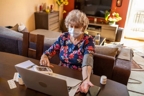 Senior Kvinna Konsultera Med Läkare Sin Bärbara Dator — Stockfoto