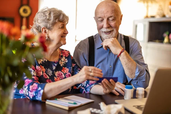 Seniorenpaar Überprüft Medikamentenverschreibung Online — Stockfoto