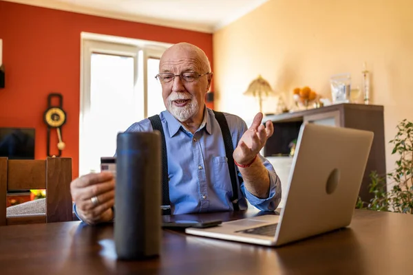 Homem Sênior Usando Assistente Virtual Casa — Fotografia de Stock