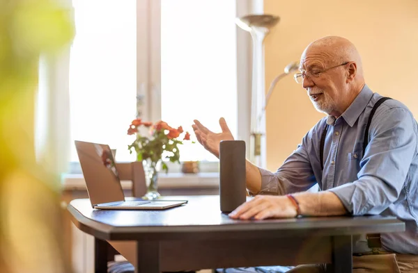 Uomo Anziano Che Utilizza Virtual Assistant Casa — Foto Stock