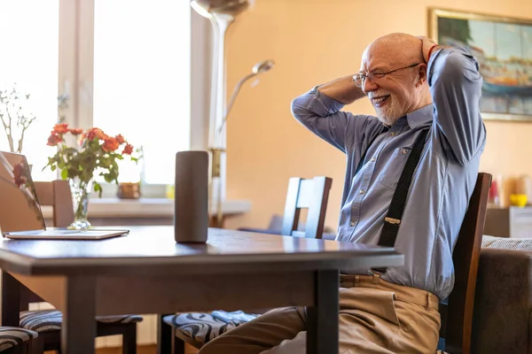 Homem Sênior Usando Assistente Virtual Casa — Fotografia de Stock