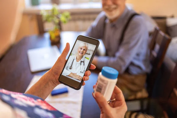 Consultoria Casal Sênior Com Médico Telefone Móvel — Fotografia de Stock