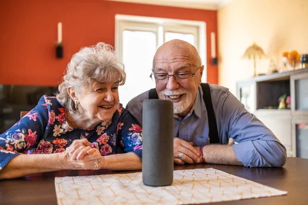 Heyecanlı Yaşlı Çift Evde Bir Sanal Asistan Kullanıyor — Stok fotoğraf