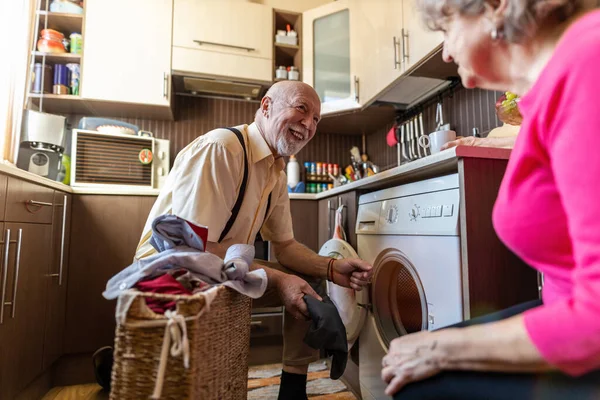 Senior Man Som Tvättar Hemma — Stockfoto