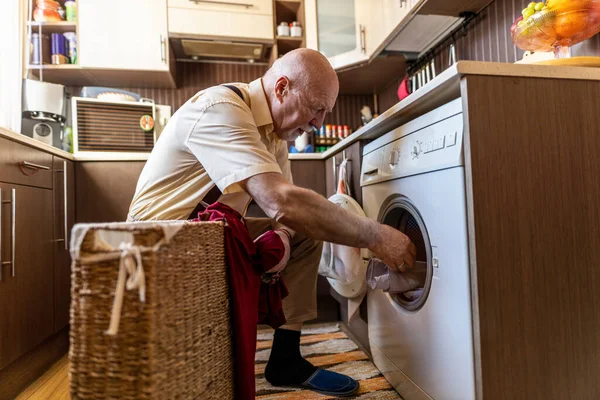 Uomo Anziano Che Bucato Casa — Foto Stock