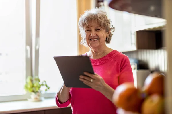 Mujer Mayor Feliz Usando Tableta Digital Casa — Foto de Stock