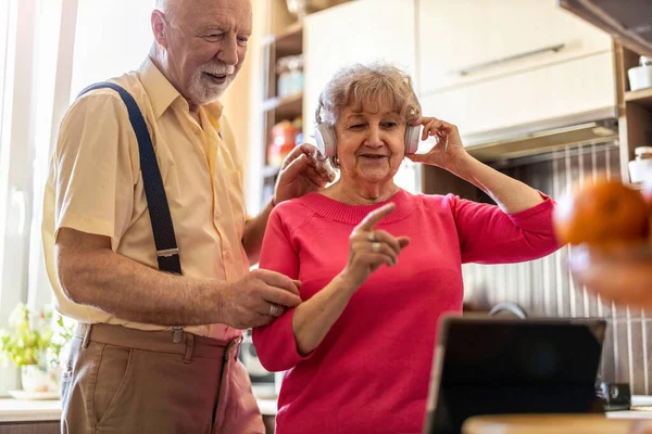 Feliz Pareja Ancianos Usando Tableta Digital Casa — Foto de Stock