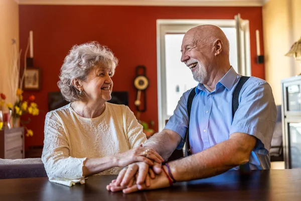 Glada Äldre Par Tillsammans Hemma — Stockfoto