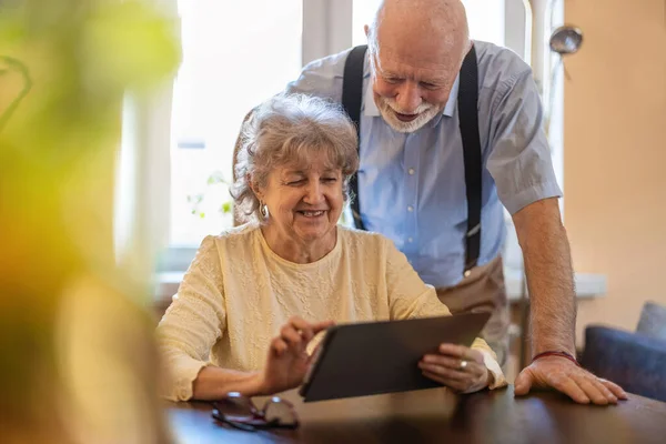 Ευτυχισμένο Ηλικιωμένο Ζευγάρι Που Χρησιμοποιεί Ψηφιακή Ταμπλέτα Στο Σπίτι — Φωτογραφία Αρχείου