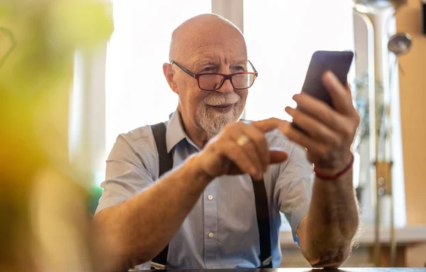 Zastřelen Seniorem Pomocí Mobilního Telefonu Doma — Stock fotografie