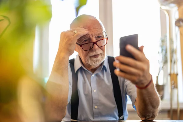 Senior Man Staart Verwarring Naar Zijn Smartphone — Stockfoto