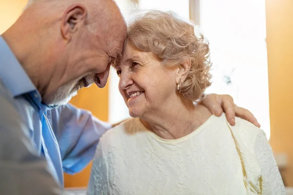 Retrato Una Feliz Pareja Ancianos Pasando Tiempo Calidad Juntos Casa — Foto de Stock