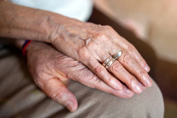 Primer Plano Pareja Ancianos Tomados Mano — Foto de Stock