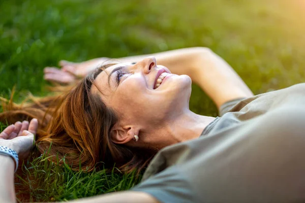 Obekymrad Kvinna Liggande Gräset Solen — Stockfoto