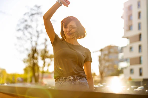 Portret Van Een Mooie Gelukkige Vrouw Buiten — Stockfoto