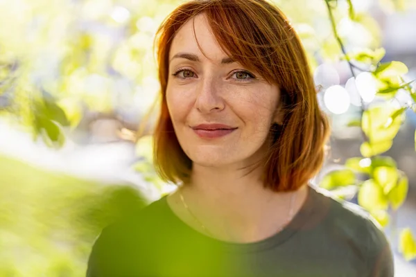 Retrato Una Hermosa Mujer Feliz Aire Libre — Foto de Stock