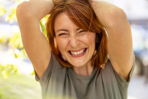 Porträt Einer Schönen Glücklichen Frau Freien — Stockfoto