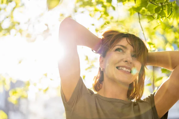 Portret Van Een Mooie Gelukkige Vrouw Buiten — Stockfoto