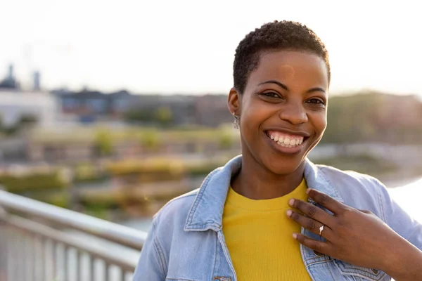 Sorrindo Jovem Mulher Desfrutando Livre Pôr Sol — Fotografia de Stock