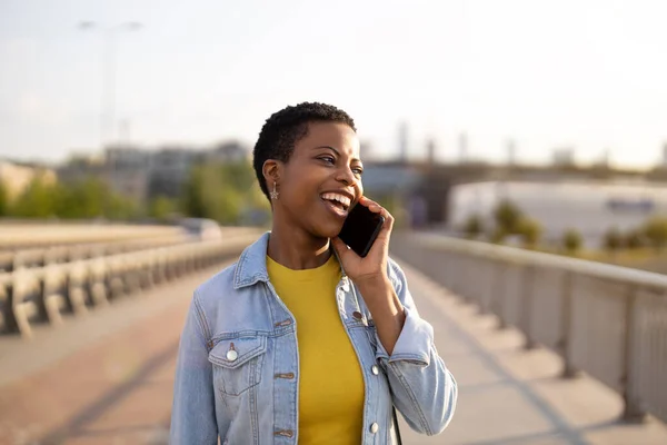 Retrato Una Joven Sonriente Ciudad — Foto de Stock