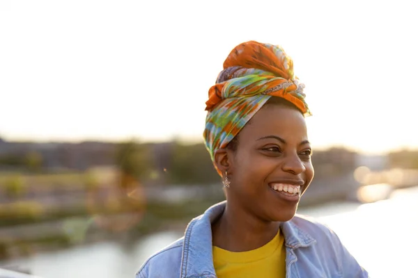 Souriante Jeune Femme Profitant Plein Air Coucher Soleil — Photo