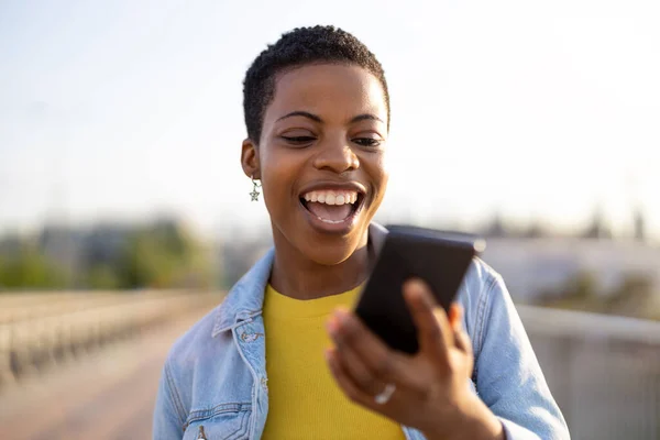 Smiling Young Woman Enjoying Outdoors Sunset — Φωτογραφία Αρχείου