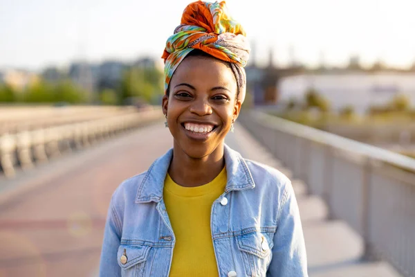 Retrato Una Joven Sonriente Ciudad — Foto de Stock