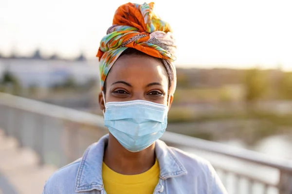 Jovem Mulher Usando Máscara Protetora Livre — Fotografia de Stock