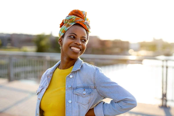 Retrato Una Joven Sonriente Ciudad —  Fotos de Stock