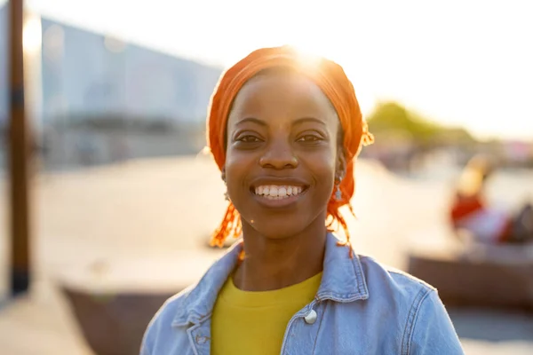 Sorrindo Jovem Mulher Desfrutando Livre Pôr Sol — Fotografia de Stock